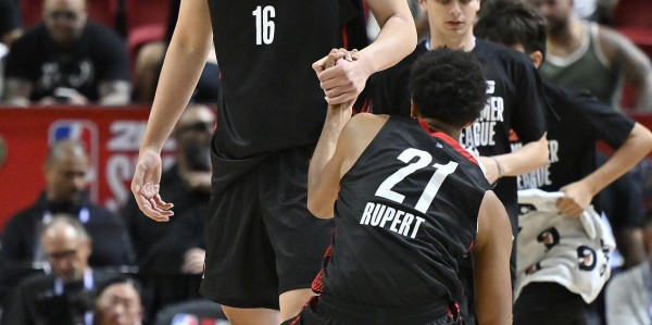 开云登录-杨瀚森接受小吧采访：我跟后卫有练挡拆但他们都把我当霍华德